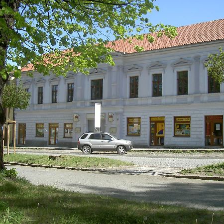 Hotel U Cerneho Orla Kostelec nad Černými Lesy Buitenkant foto
