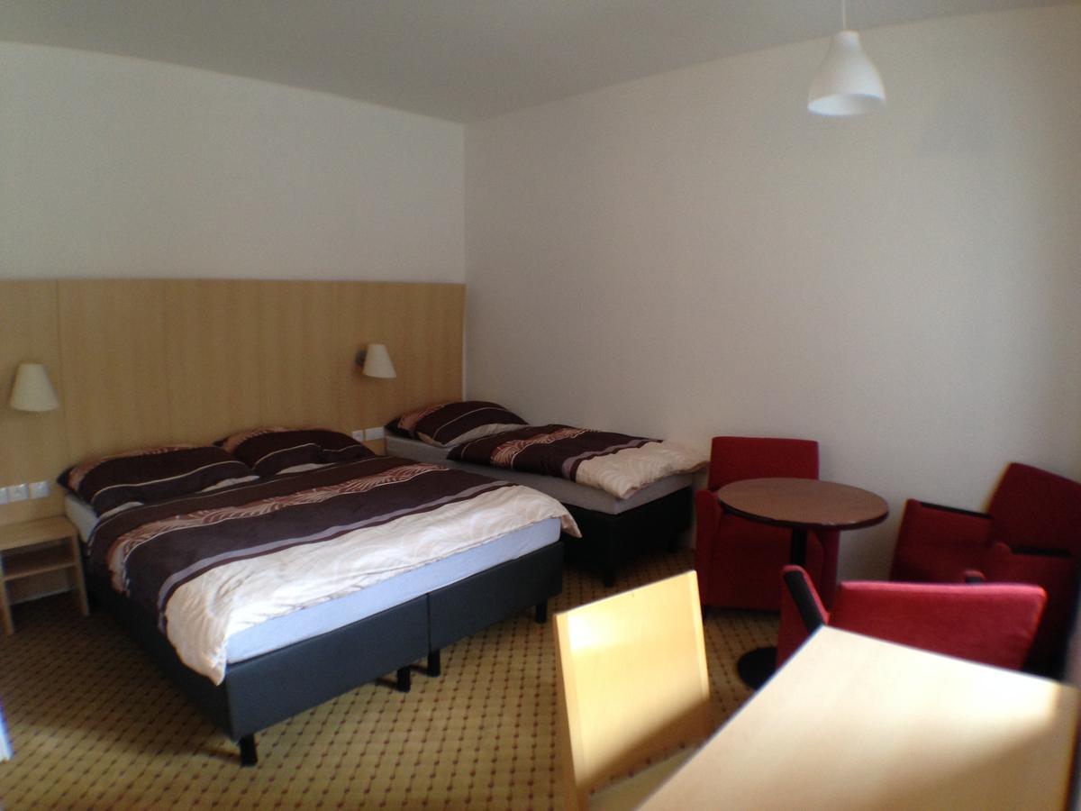 Hotel U Cerneho Orla Kostelec nad Černými Lesy Buitenkant foto