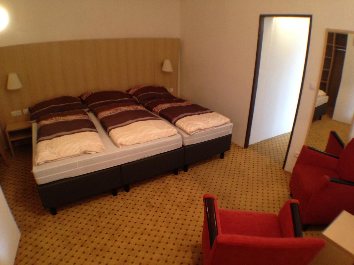 Hotel U Cerneho Orla Kostelec nad Černými Lesy Buitenkant foto