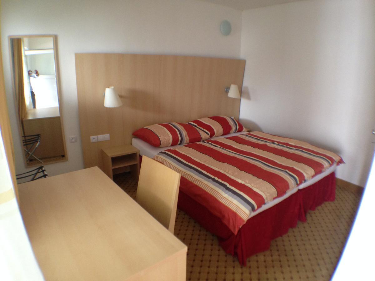 Hotel U Cerneho Orla Kostelec nad Černými Lesy Buitenkant foto