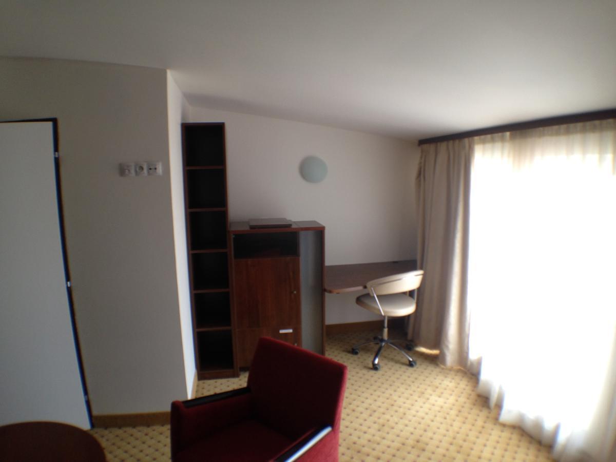 Hotel U Cerneho Orla Kostelec nad Černými Lesy Buitenkant foto