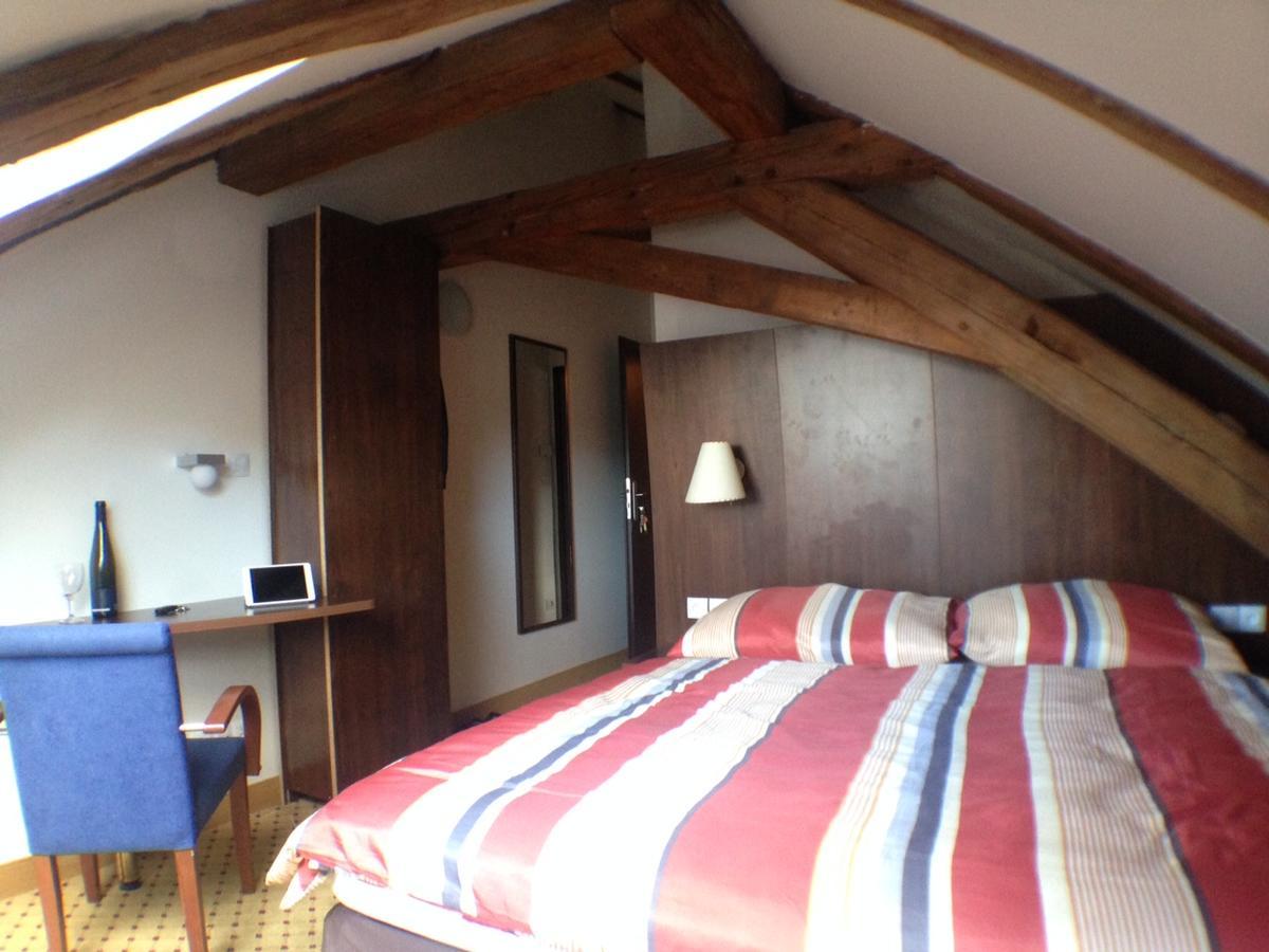 Hotel U Cerneho Orla Kostelec nad Černými Lesy Buitenkant foto