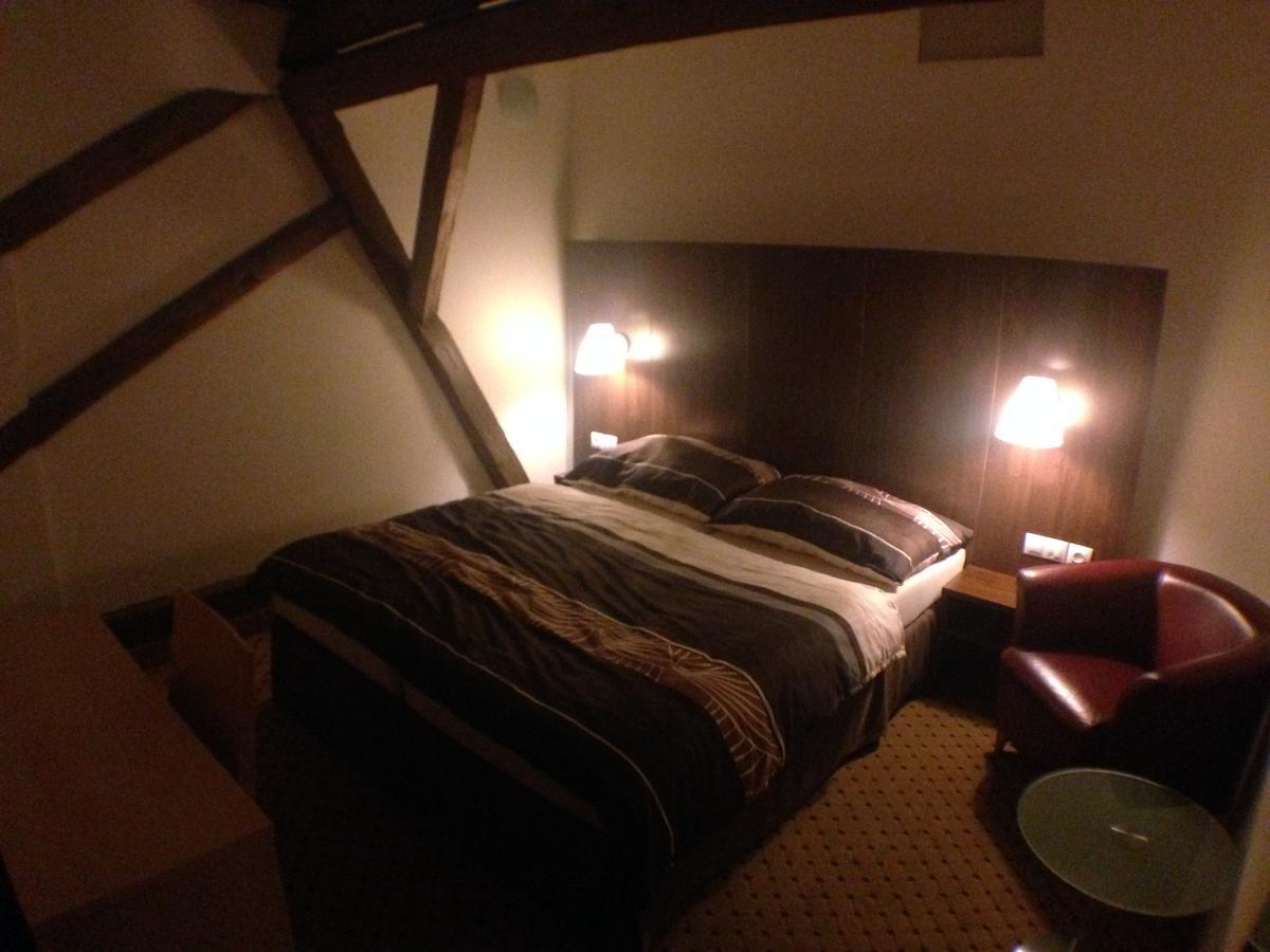 Hotel U Cerneho Orla Kostelec nad Černými Lesy Buitenkant foto