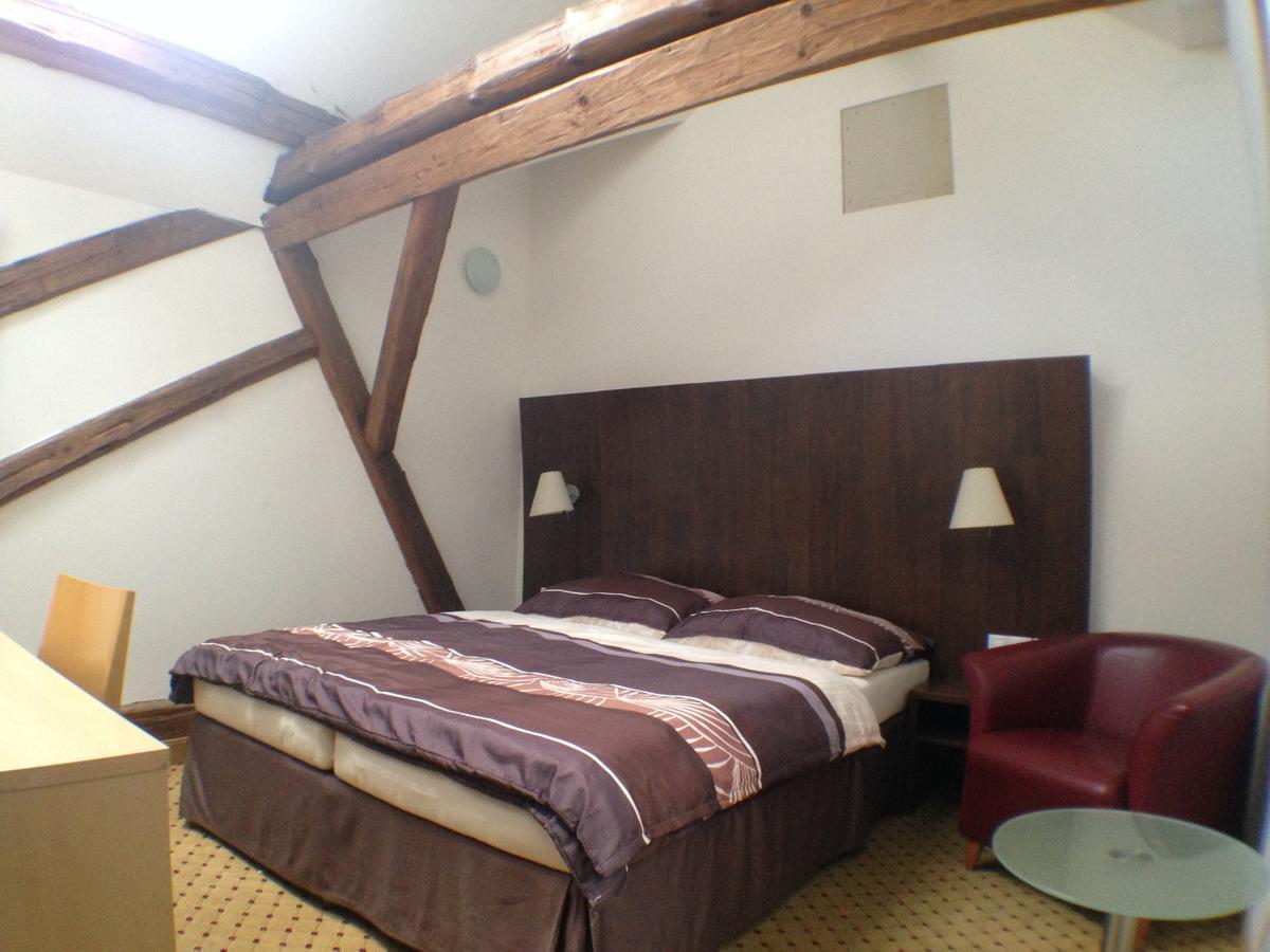 Hotel U Cerneho Orla Kostelec nad Černými Lesy Buitenkant foto