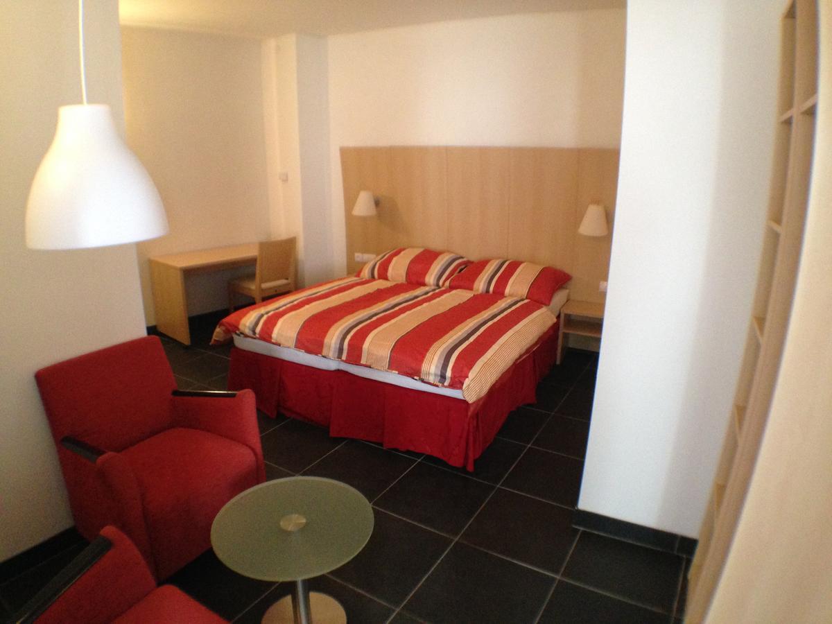 Hotel U Cerneho Orla Kostelec nad Černými Lesy Buitenkant foto