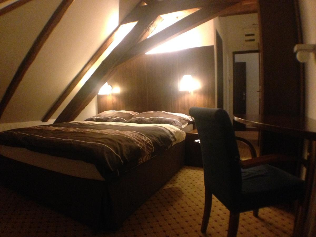 Hotel U Cerneho Orla Kostelec nad Černými Lesy Buitenkant foto
