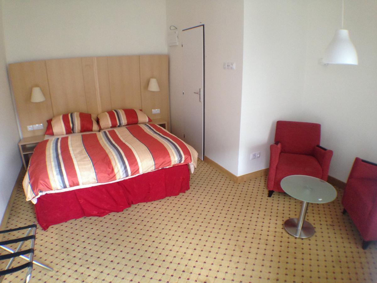 Hotel U Cerneho Orla Kostelec nad Černými Lesy Buitenkant foto
