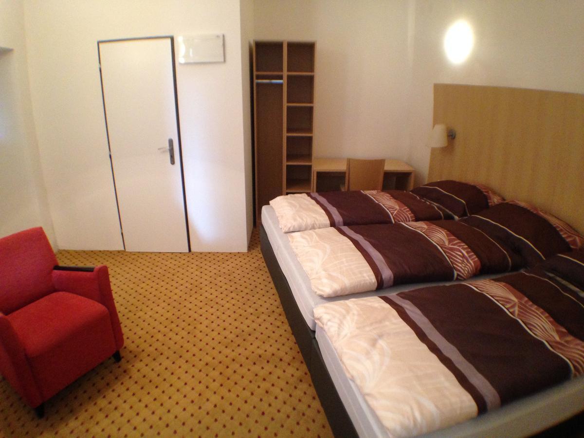 Hotel U Cerneho Orla Kostelec nad Černými Lesy Buitenkant foto