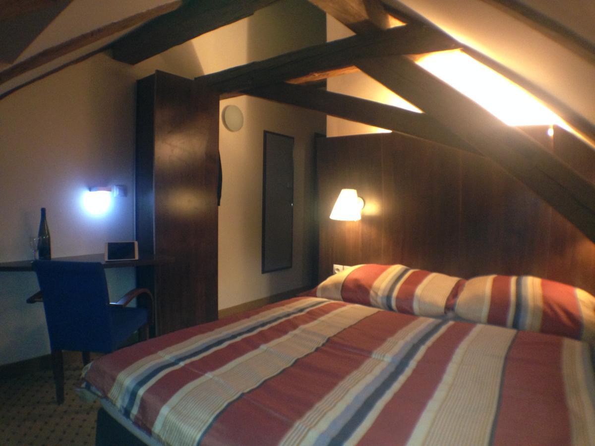 Hotel U Cerneho Orla Kostelec nad Černými Lesy Buitenkant foto
