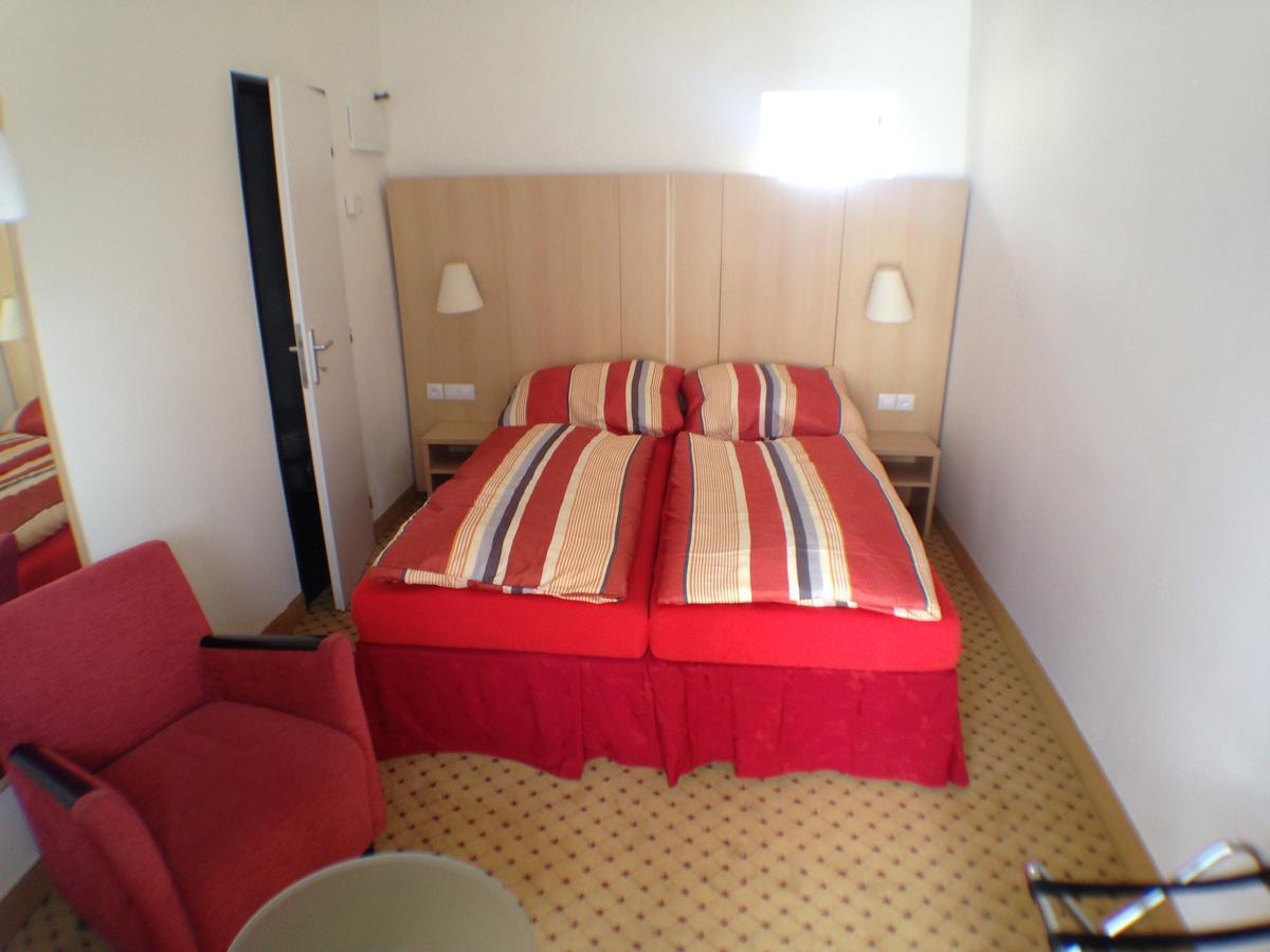 Hotel U Cerneho Orla Kostelec nad Černými Lesy Buitenkant foto