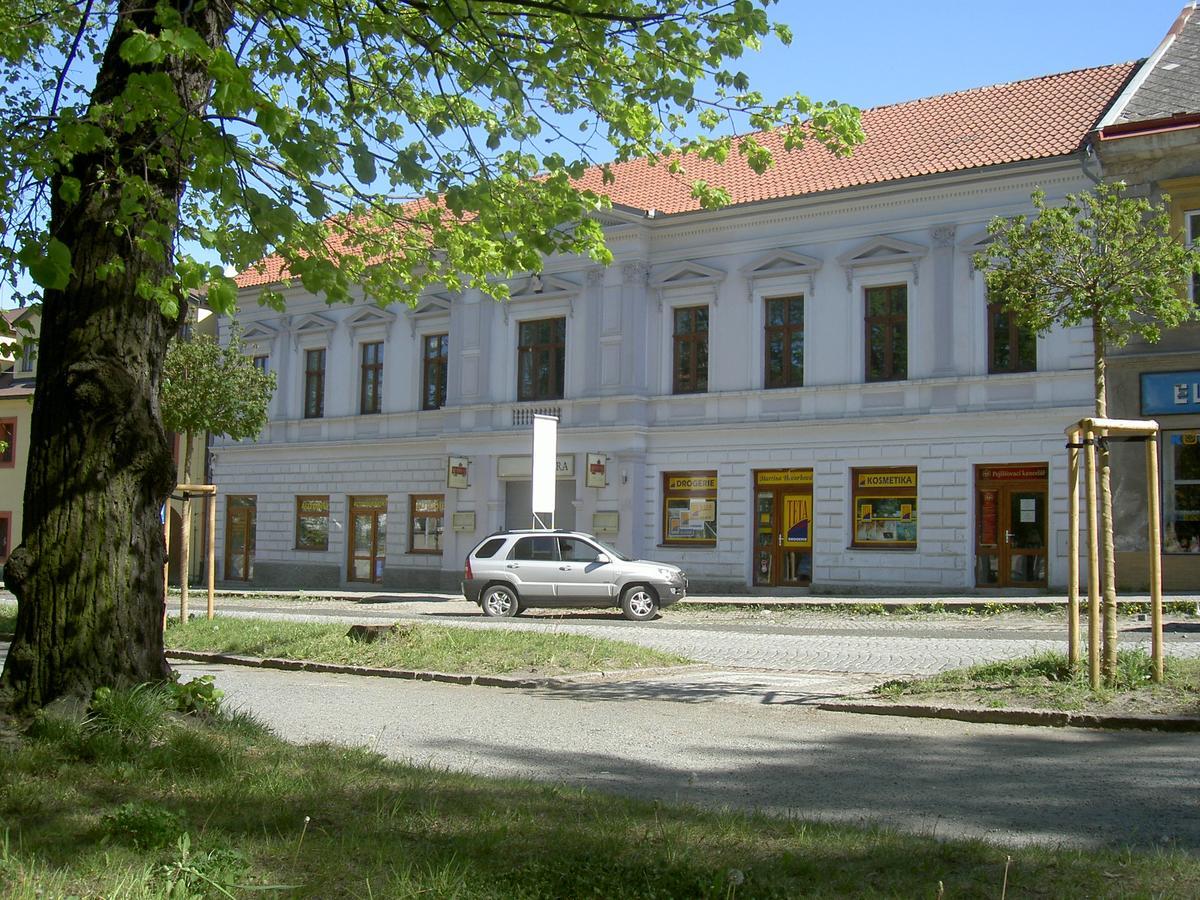 Hotel U Cerneho Orla Kostelec nad Černými Lesy Buitenkant foto