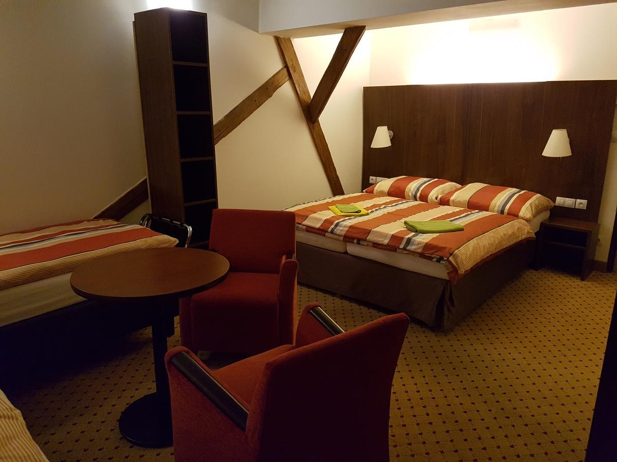 Hotel U Cerneho Orla Kostelec nad Černými Lesy Buitenkant foto