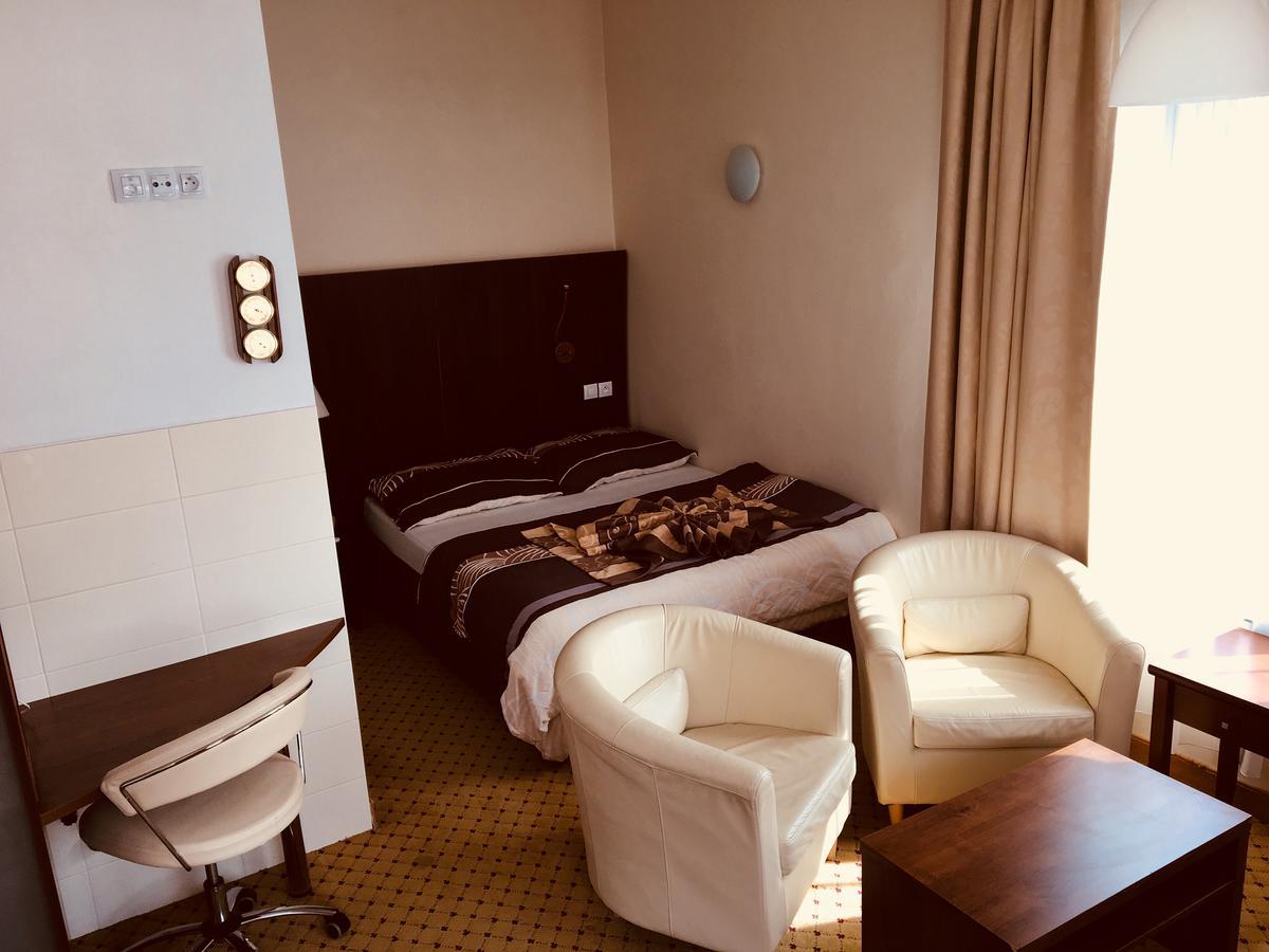 Hotel U Cerneho Orla Kostelec nad Černými Lesy Buitenkant foto