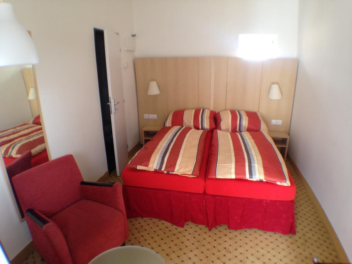 Hotel U Cerneho Orla Kostelec nad Černými Lesy Buitenkant foto
