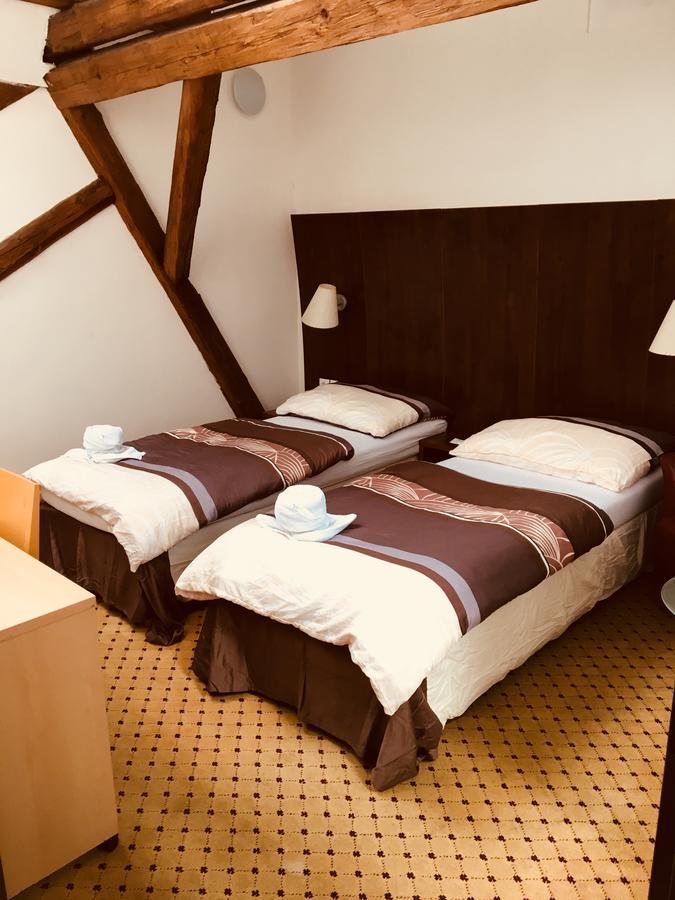 Hotel U Cerneho Orla Kostelec nad Černými Lesy Buitenkant foto