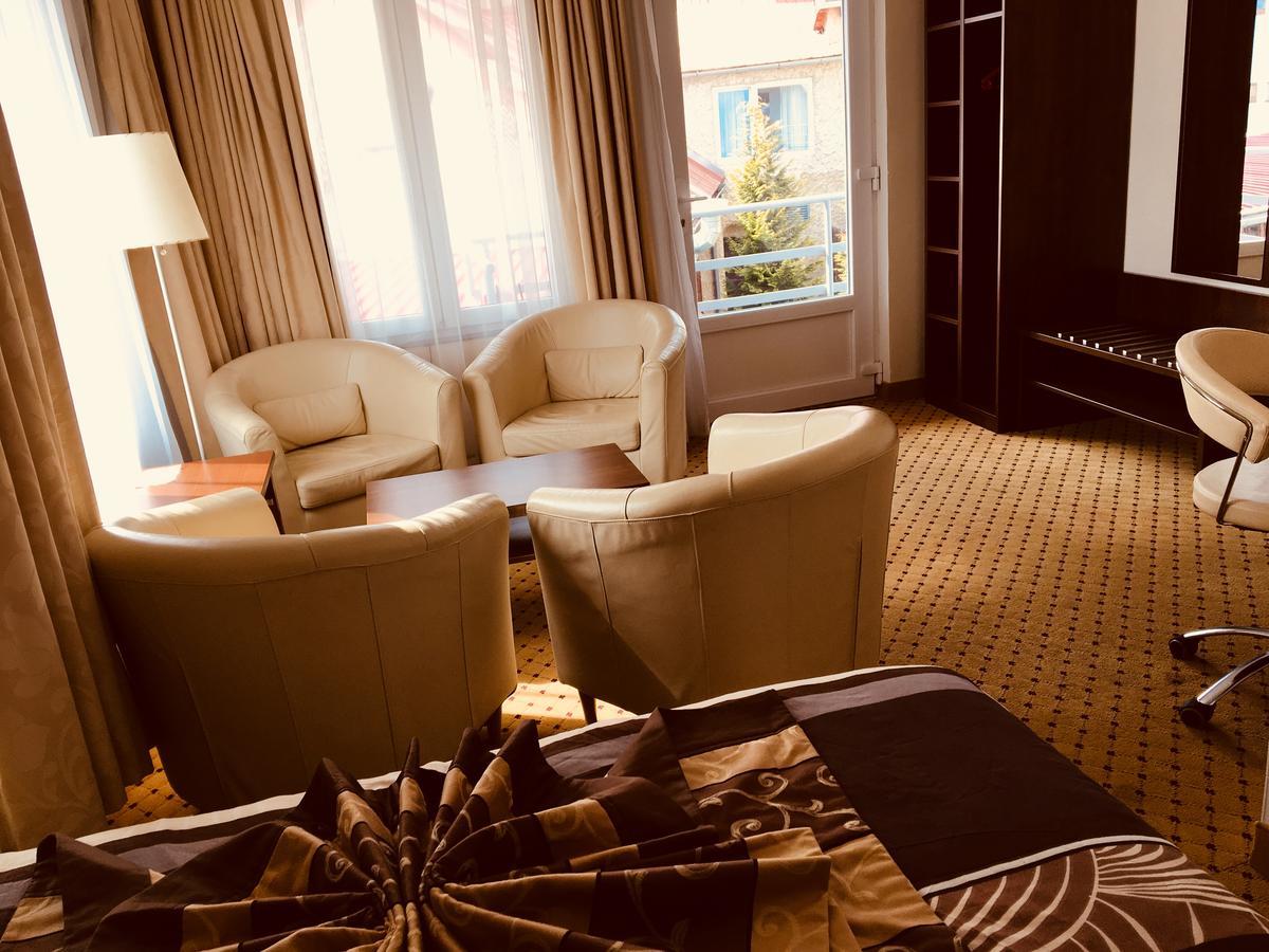 Hotel U Cerneho Orla Kostelec nad Černými Lesy Buitenkant foto