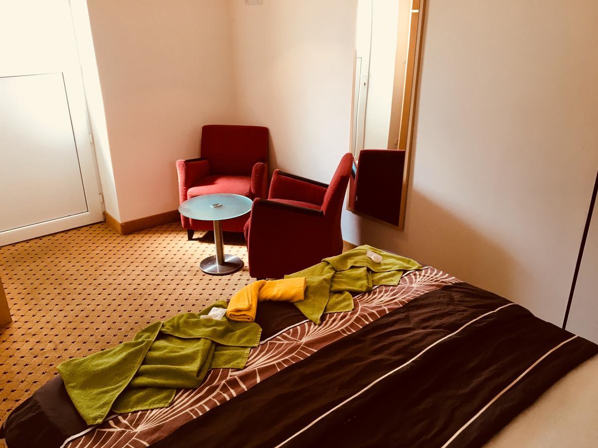 Hotel U Cerneho Orla Kostelec nad Černými Lesy Buitenkant foto