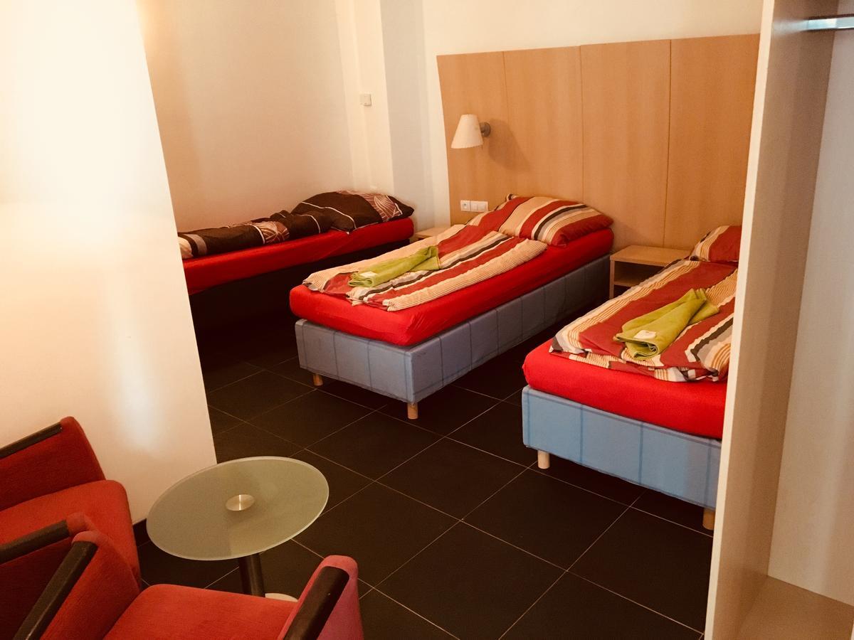 Hotel U Cerneho Orla Kostelec nad Černými Lesy Buitenkant foto