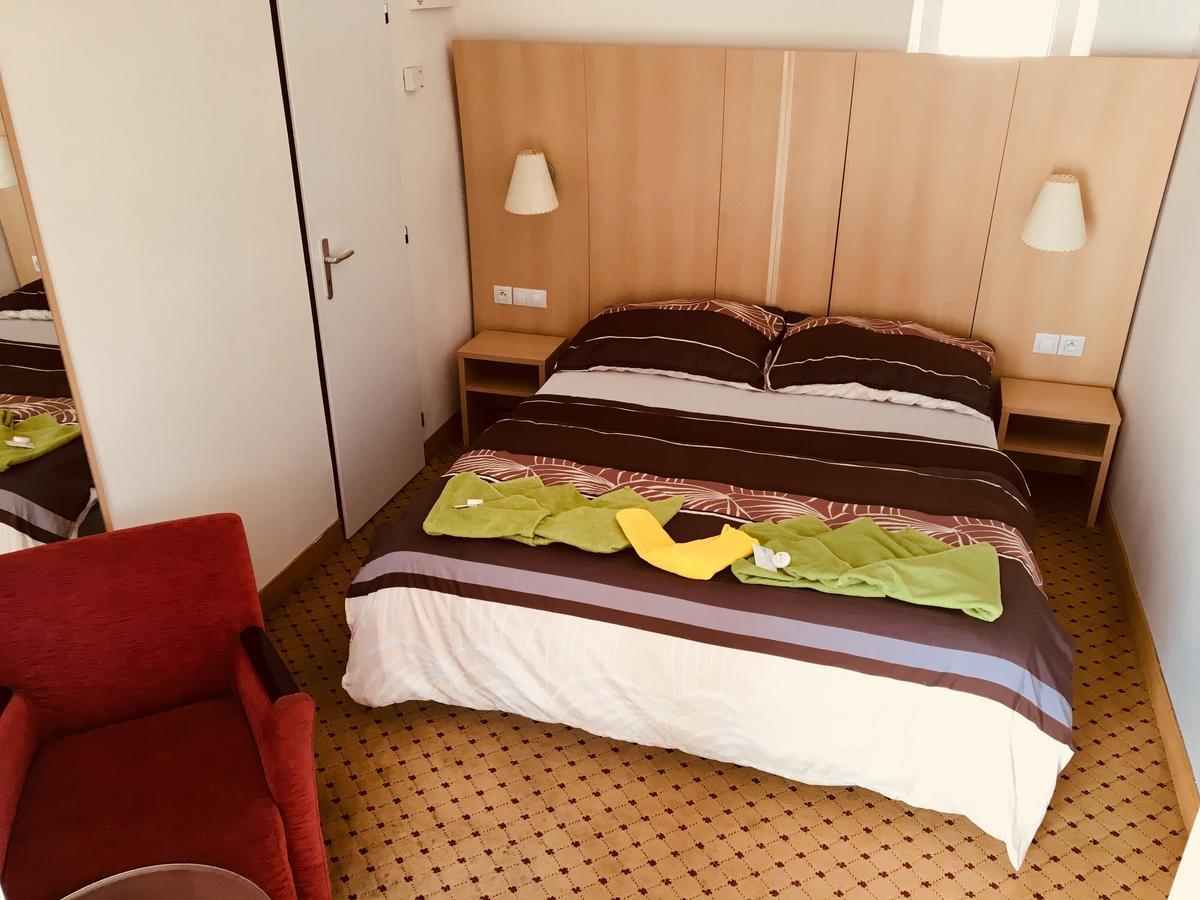 Hotel U Cerneho Orla Kostelec nad Černými Lesy Buitenkant foto