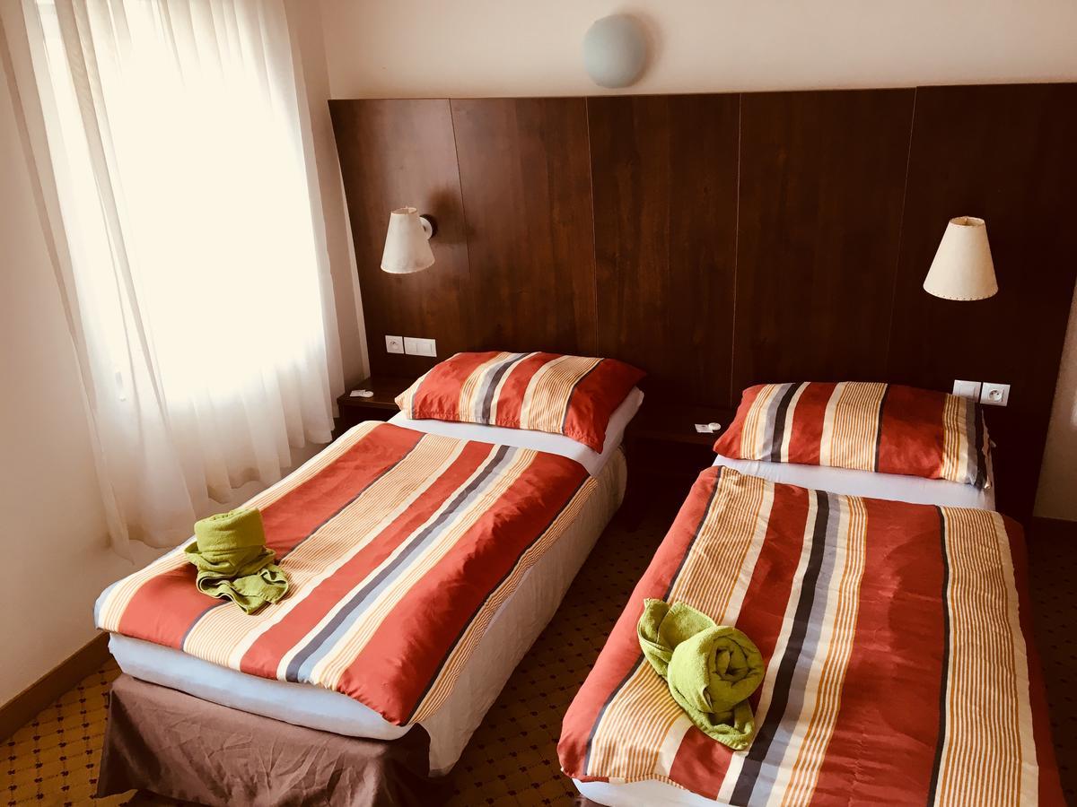 Hotel U Cerneho Orla Kostelec nad Černými Lesy Buitenkant foto