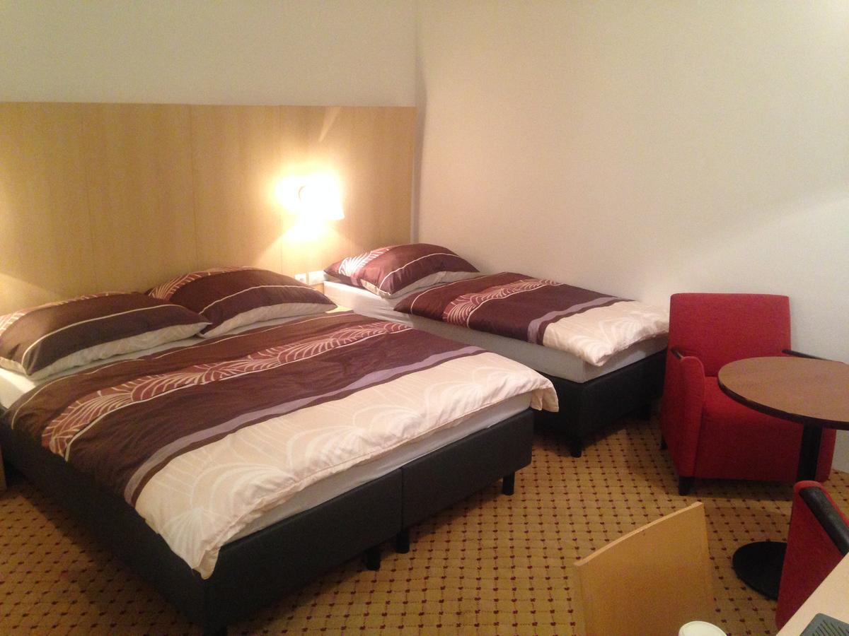 Hotel U Cerneho Orla Kostelec nad Černými Lesy Buitenkant foto